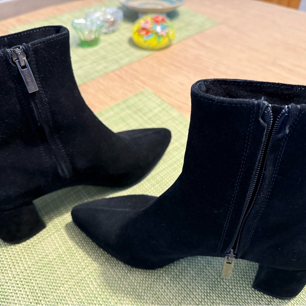La Canadienne Waterproof Black Suede Booties worn once.